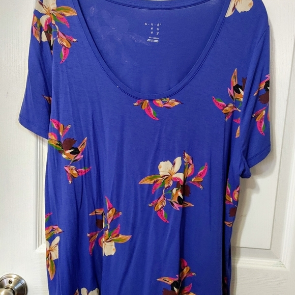 Comfy, Stylish Hawaiian T shirt Like New - Picture 1 of 3